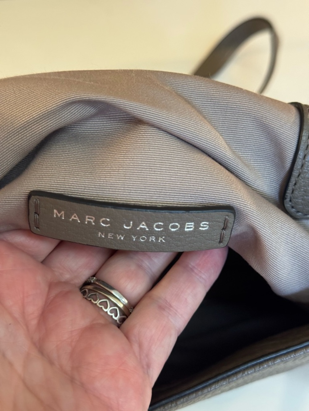 🩶 MARC JACOBS LEATHER EMPIRE CITY MESSENGER BAG! - Picture 9 of 12